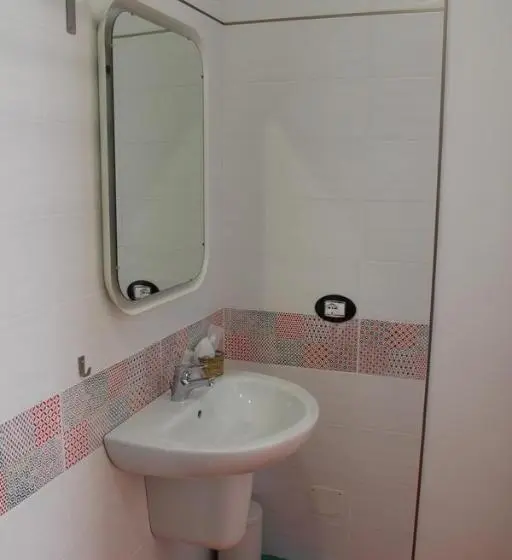 اتاق استاندارد یک نفره, Follow Me B&b