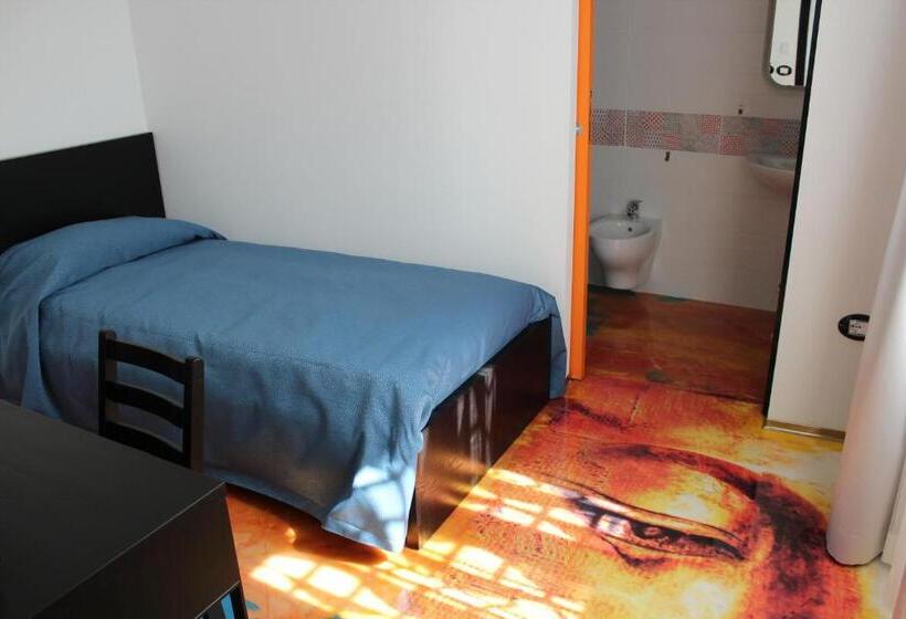 Номер Стандарт Индивидуальный, Follow Me B&b