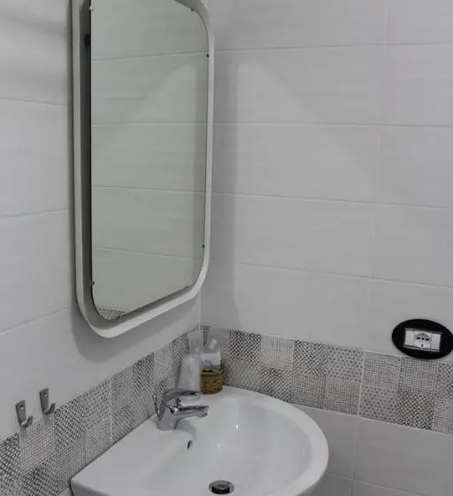 اتاق استاندارد سه نفره, Follow Me B&b