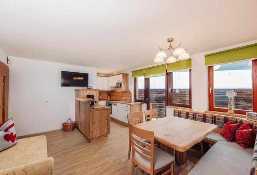 2 Sovrums Hus, Heisshof