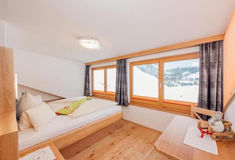 2 Sovrums Hus, Heisshof