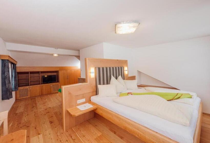 2 Sovrums Hus, Heisshof