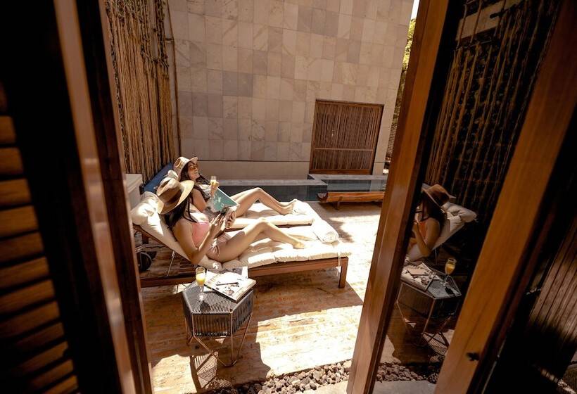 デラックスルーム, El Recinto Luxury