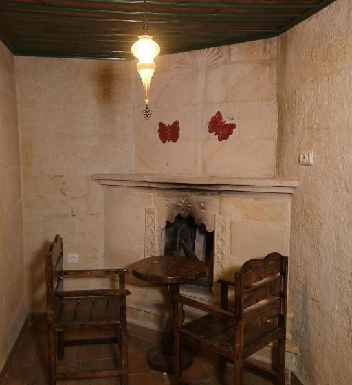 جناح جونيور, Heritage Cave Inn