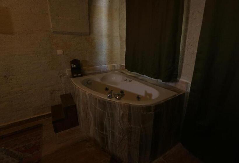 جناح جونيور, Heritage Cave Inn