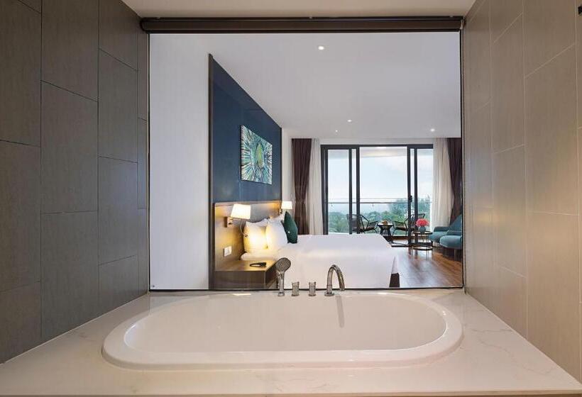 اتاق لوکس با چشمانداز دریا, Le Palmier Ho Tram Resort