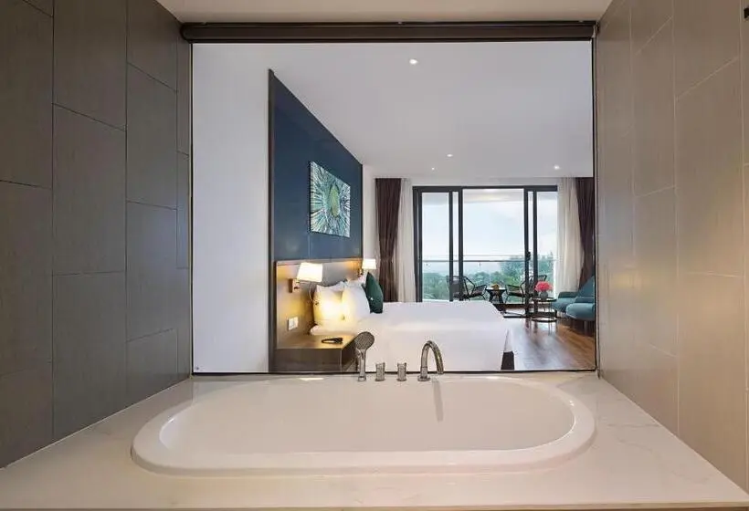 اتاق لوکس با چشم‌انداز دریا, Le Palmier Ho Tram Resort