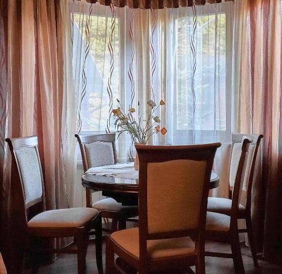 四人标准间, Elf Cottage