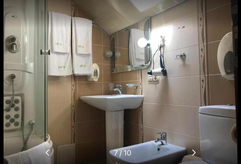 带1个卧室的带阳台的公寓, Elf Cottage