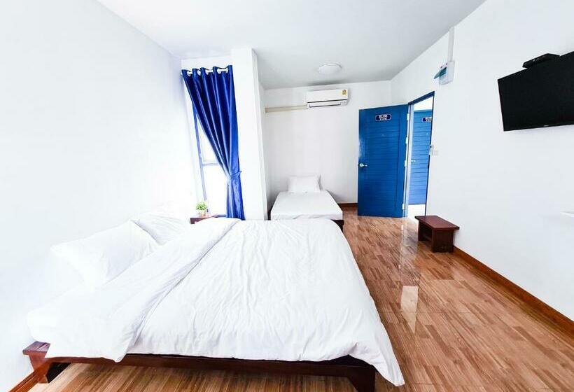 غرفة ديلوكس ثلاثية, Blue House