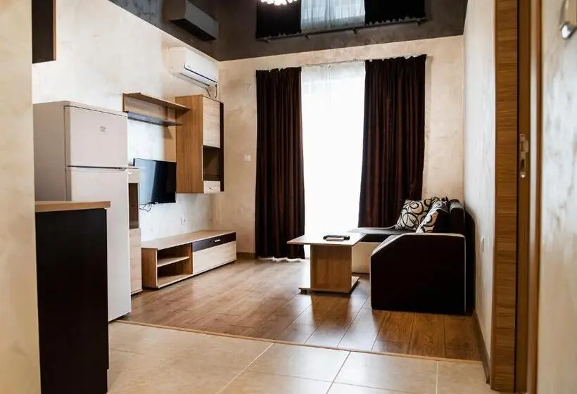 Huoneisto 1 Makuuhuone Parveke, Family Hotel   City Hotel Yambol