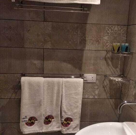 اتاق لوکس سه تخته, Almadiafa   المضيفه