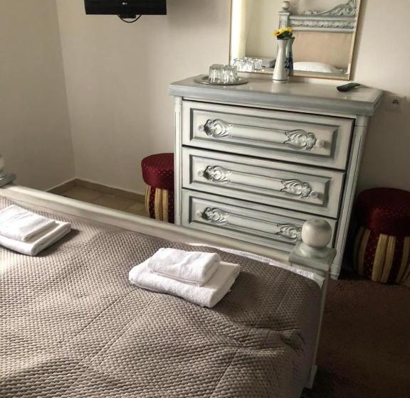 Deluxe Neljän Hengen Huone, Patkovski