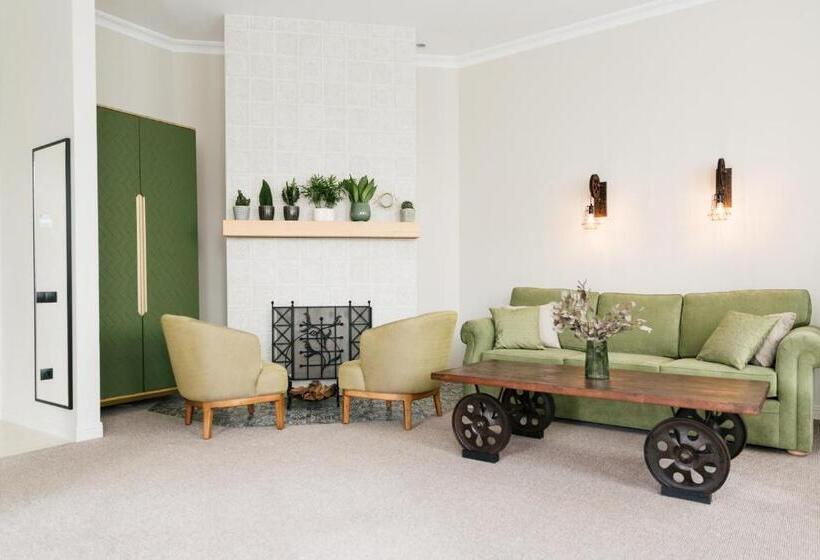 Suite with lake view, Bobritsa Dacha