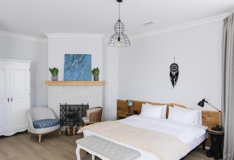 סוויטת ג'וניור, Bobritsa Dacha