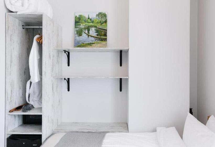 חדר יחיד בסיסי, Bobritsa Dacha