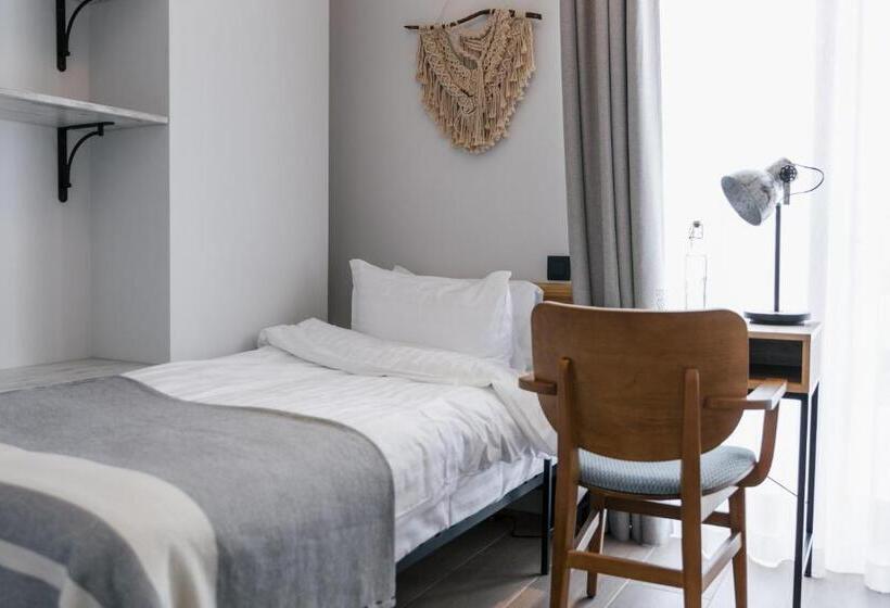 חדר יחיד בסיסי, Bobritsa Dacha