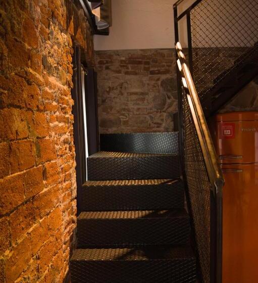 דירת חדר, Dal Menga