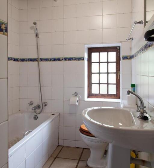 エコノミールーム, The Manor House