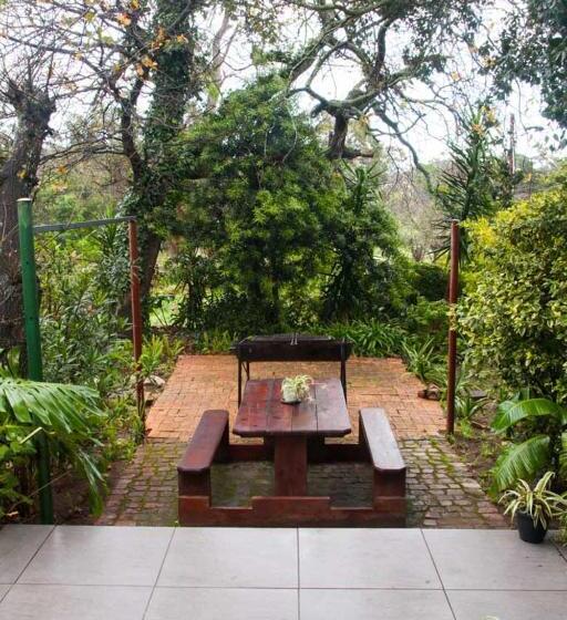 标准房带园景, The Manor House