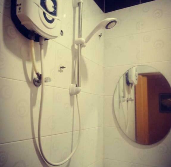 스탠다드 룸, Weng Kong