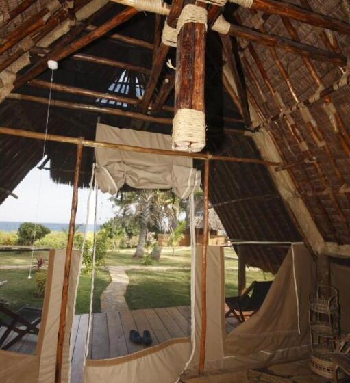 چادر با خدمات رفاهی لوکس, Bahari Pori Resort