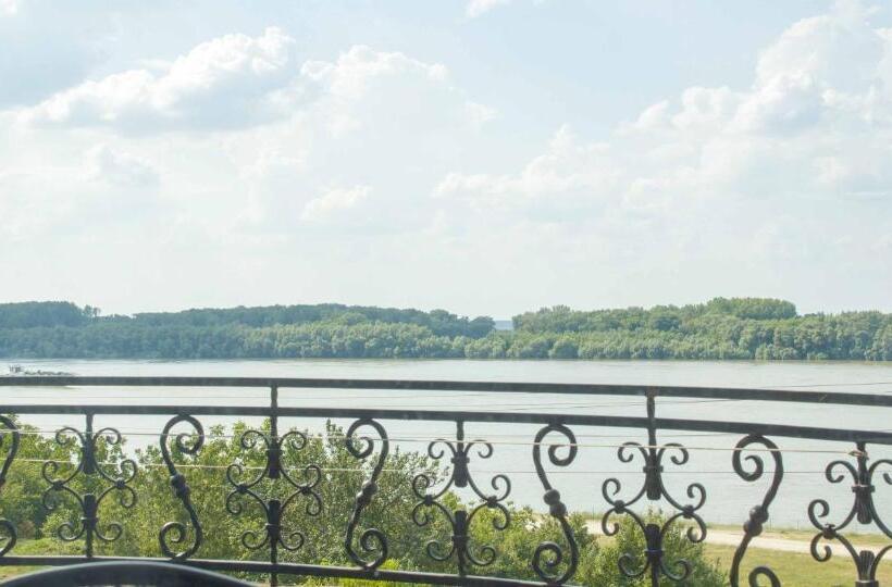 شقة غرفة نوم واحدة مزودة بشُرفة, хотел лодката