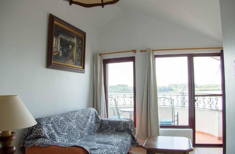 شقة غرفة نوم واحدة مزودة بشُرفة, хотел лодката