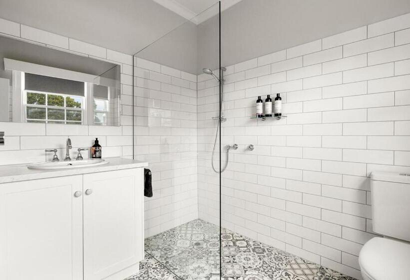 带阳台精选间, Explorers Lodge