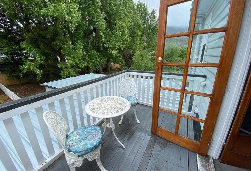 带阳台精选间, Explorers Lodge