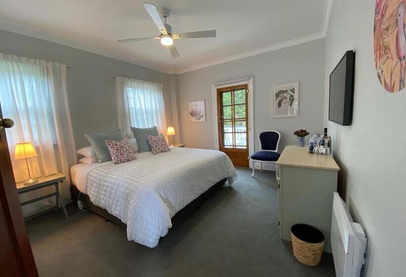 带阳台精选间, Explorers Lodge