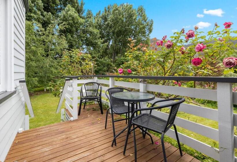 带1个卧室的带阳台的公寓, Explorers Lodge