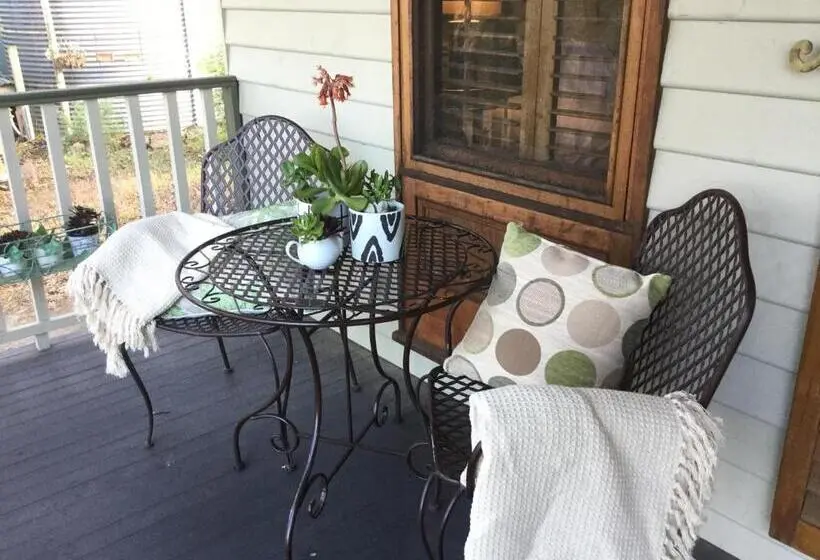 スタンダードスタジオ, Stephanie’s Country Cottages