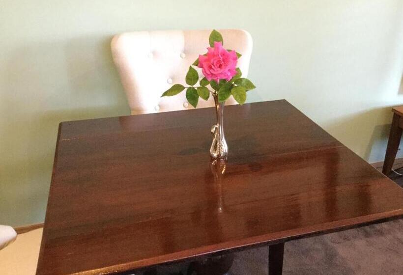 Студия Стандарт, Stephanie’s Country Cottages