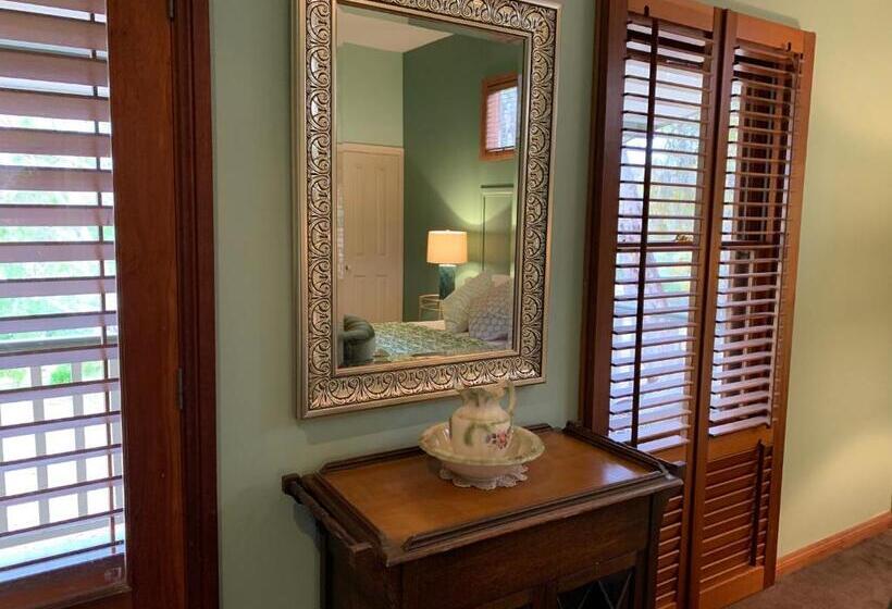 Студия Стандарт, Stephanie’s Country Cottages