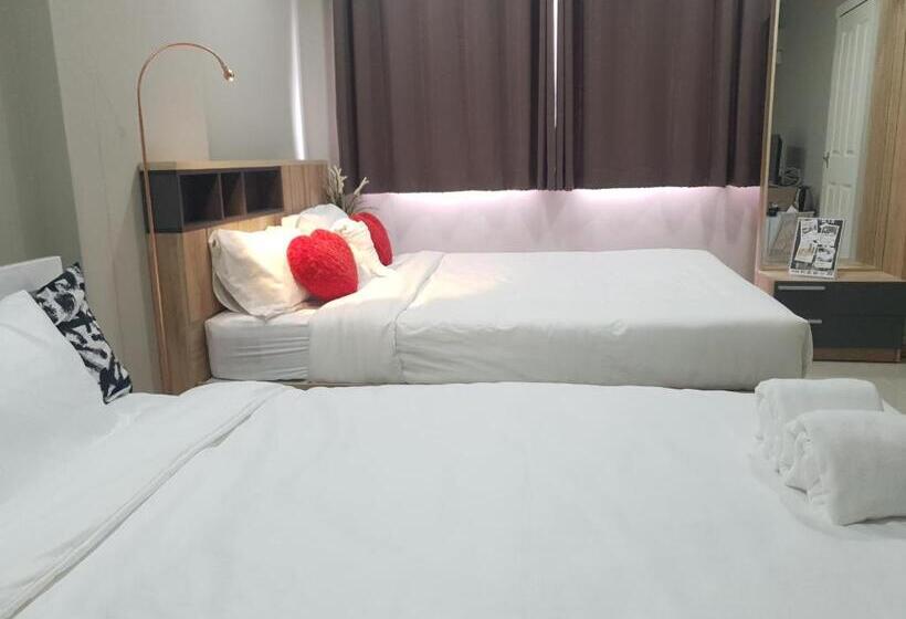 غرفة قياسية ثلاثية مع حمام خارجي, Iresidence