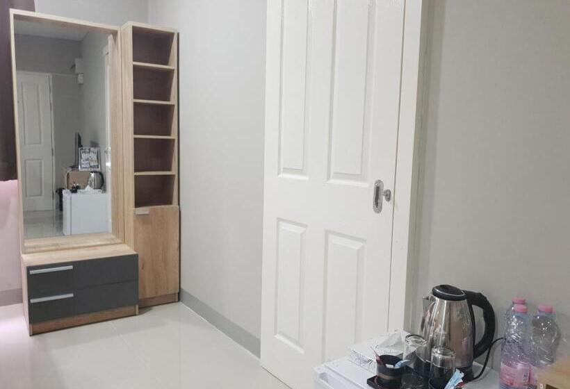 غرفة قياسية ثلاثية مع حمام خارجي, Iresidence