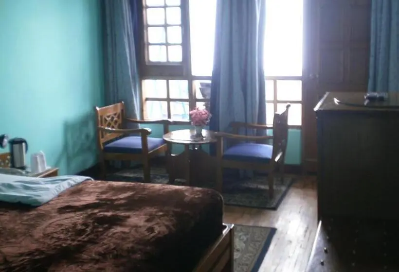 スーペリアールーム, Snow King Retreat  Himalayan View , Revolving Restaurant , Pinewood Cottages , Huts , Villas , Rooms