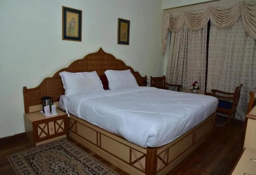 スーペリアールーム, Snow King Retreat  Himalayan View , Revolving Restaurant , Pinewood Cottages , Huts , Villas , Rooms