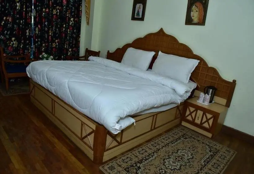 スーペリアールーム, Snow King Retreat  Himalayan View , Revolving Restaurant , Pinewood Cottages , Huts , Villas , Rooms