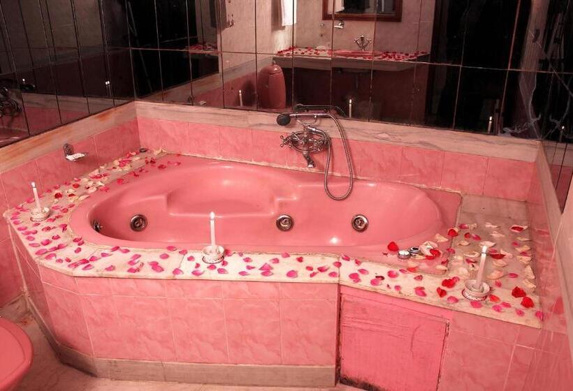 스위트, Snow King Retreat Himalayan View , Revolving Restaurant , Pinewood Cottages , Huts , Villas , Rooms