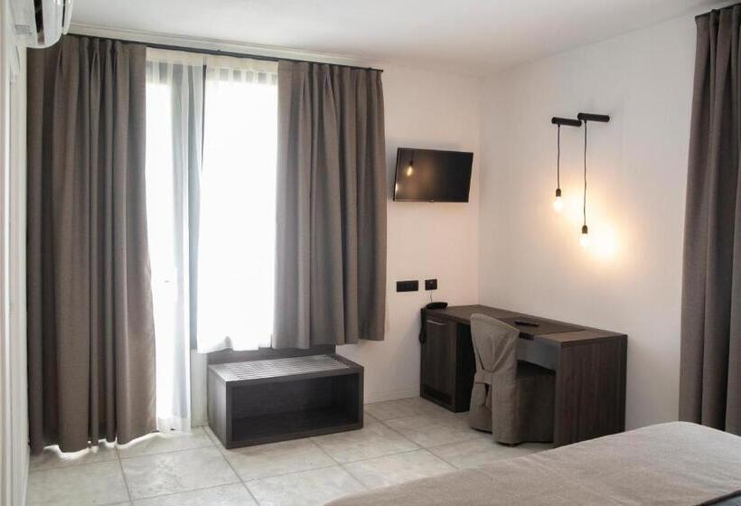 اتاق خانوادگی, Taverna Napoleone