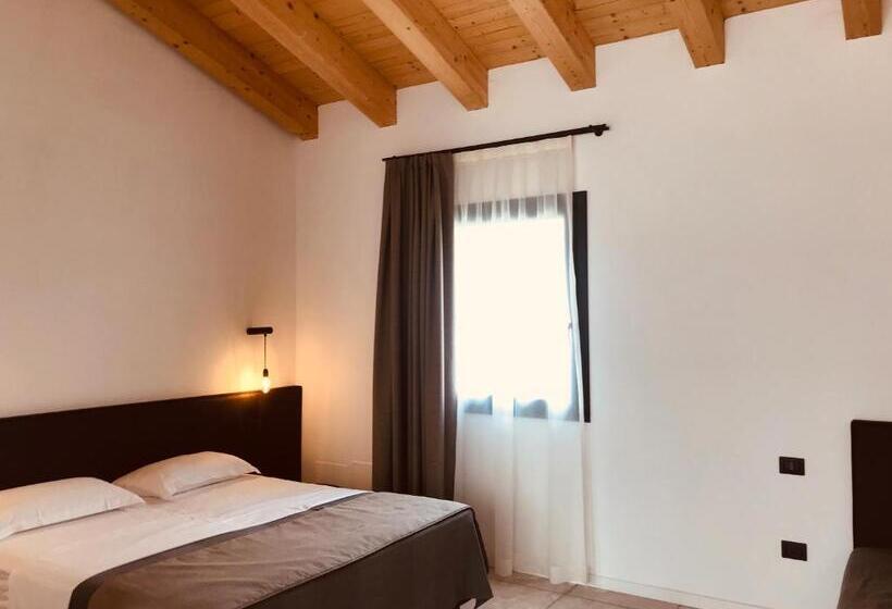 اتاق خانوادگی, Taverna Napoleone