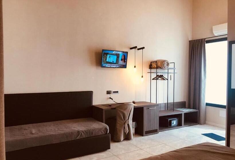 اتاق خانوادگی, Taverna Napoleone