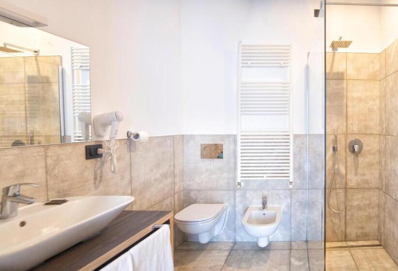 اتاق خانوادگی, Taverna Napoleone