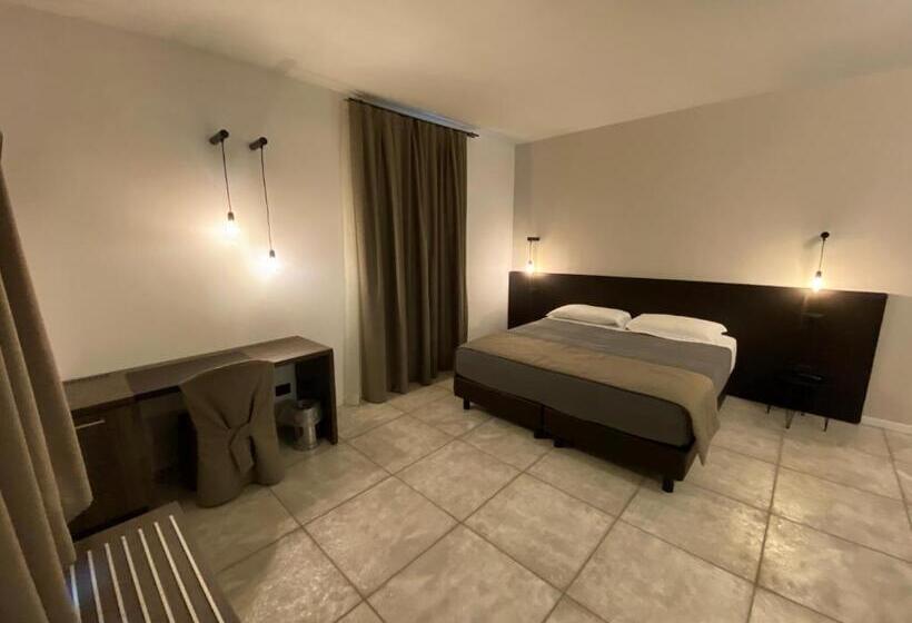 اتاق خانوادگی, Taverna Napoleone