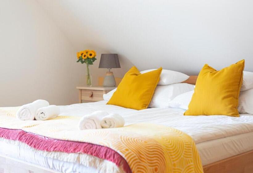 غرفة سوبيريور, Fiastyúk Udvarház