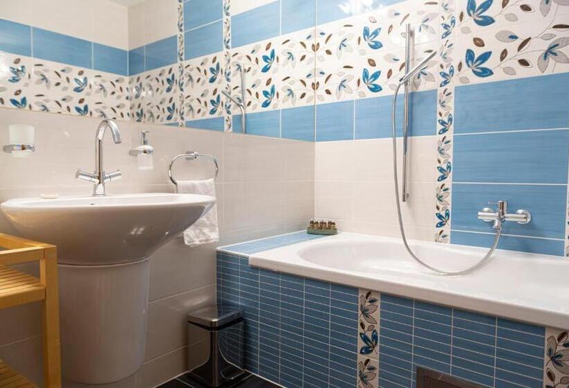 غرفة سوبيريور, Fiastyúk Udvarház