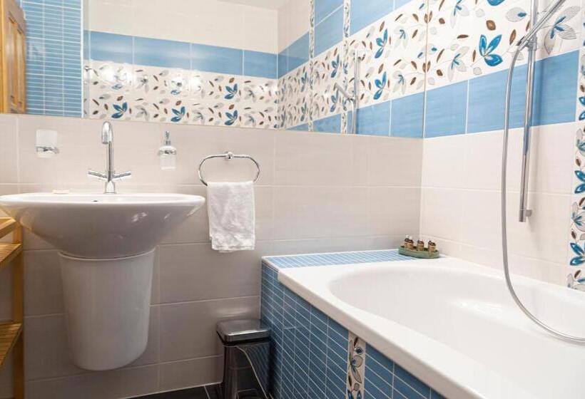 غرفة سوبيريور, Fiastyúk Udvarház