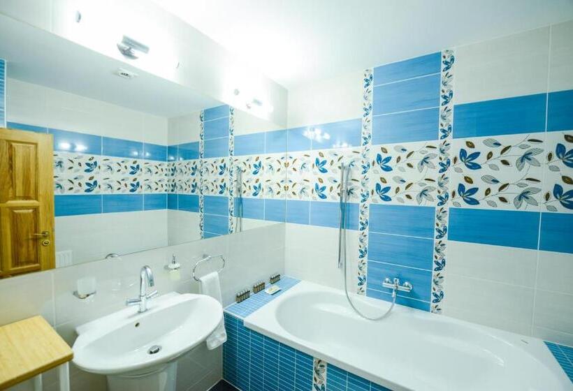 غرفة سوبيريور, Fiastyúk Udvarház